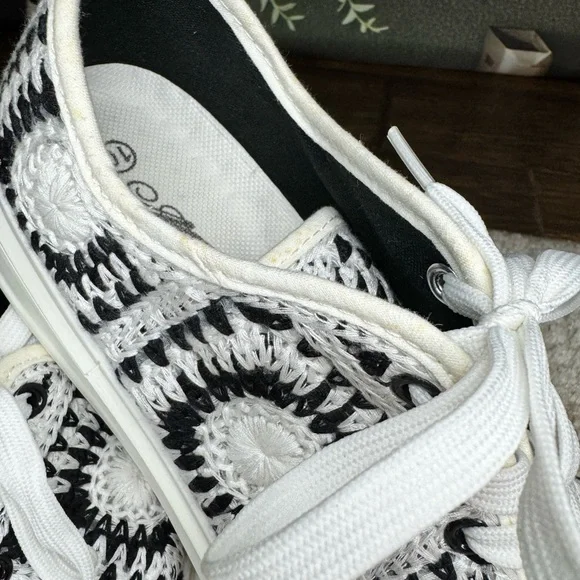 Granny Square Women's Platform Sneakers - Picture 3 of 6